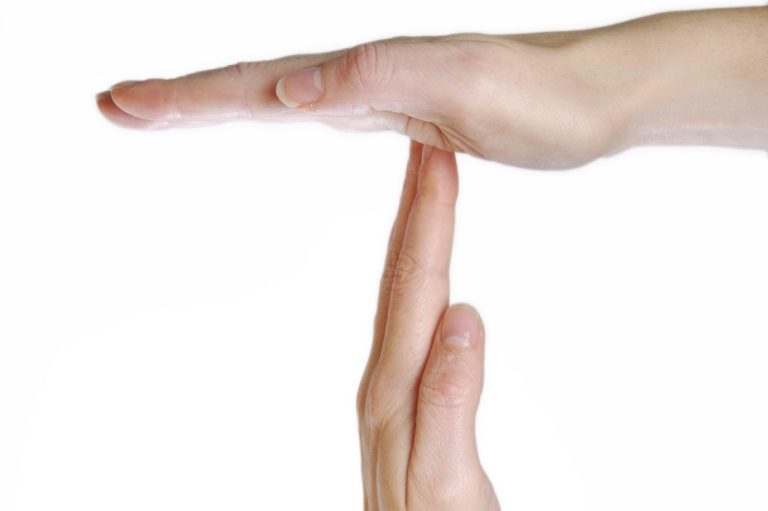 Hände bilden ein "T", eine Hand oben und eine unten, zur Darstellung von Zeichen.